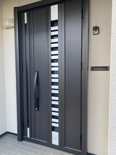 永光トーヨー住器の【気仙沼市】冬の寒さもリフォームで解決！断熱性能の高い玄関引戸に交換しました。の施工後の写真1