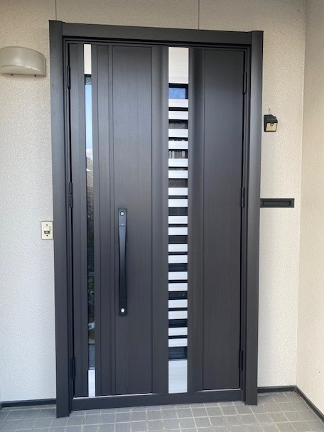 永光トーヨー住器の【気仙沼市】冬の寒さもリフォームで解決！断熱性能の高い玄関引戸に交換しました。の施工後の写真2