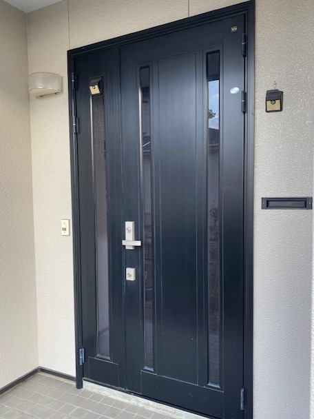 永光トーヨー住器の【気仙沼市】冬の寒さもリフォームで解決！断熱性能の高い玄関引戸に交換しました。の施工前の写真1