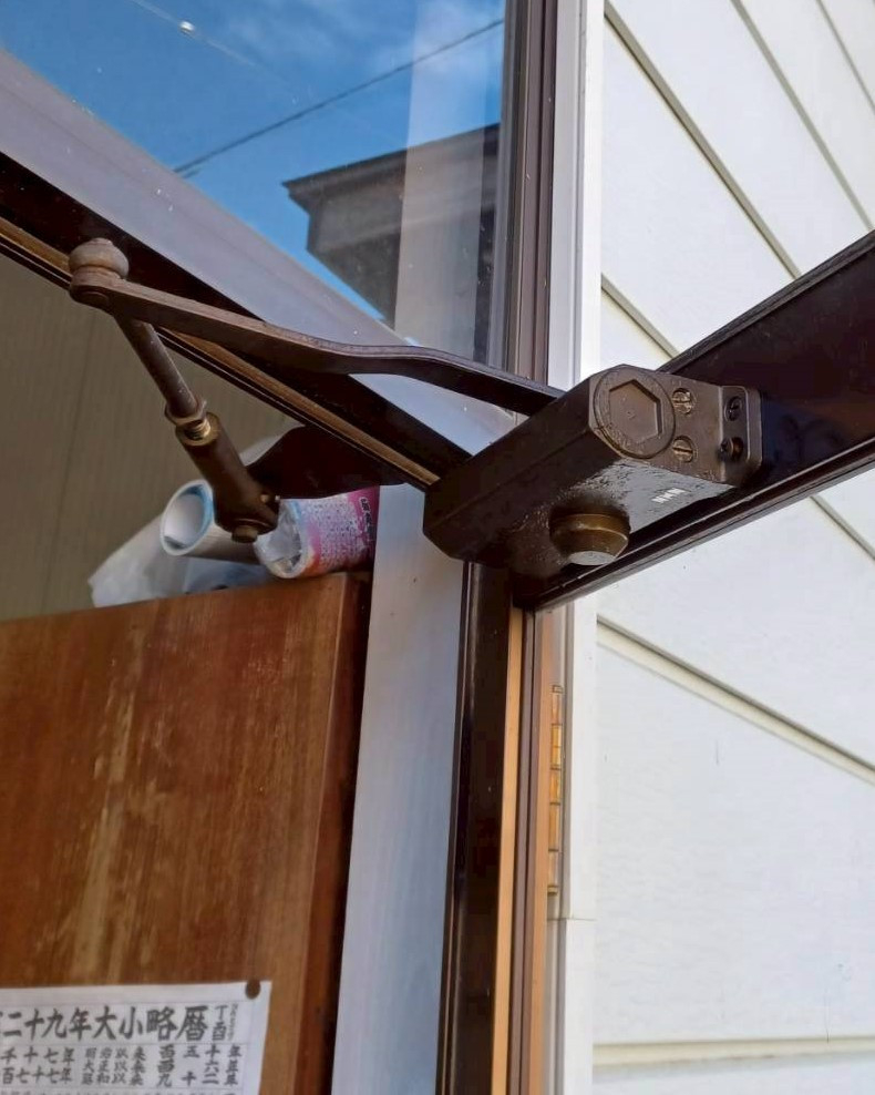 永光トーヨー住器の【気仙沼市】不快な音を解消！故障したドアクローザーを交換しました。の施工前の写真1