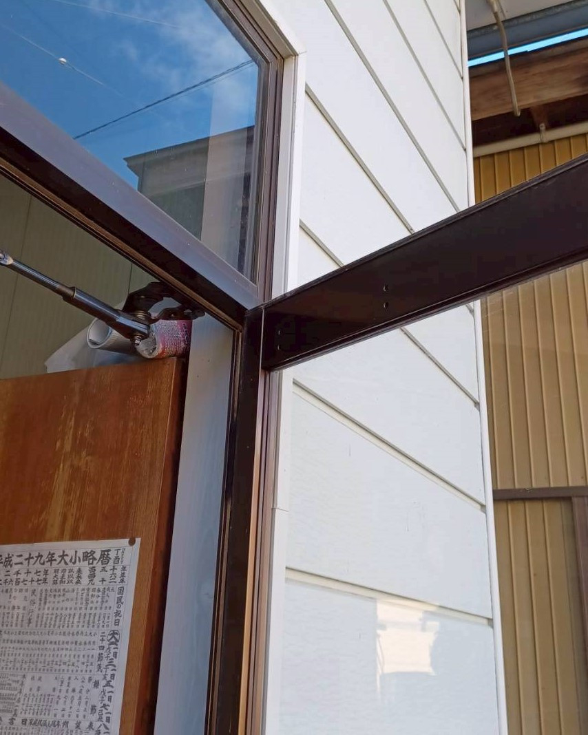 永光トーヨー住器の【気仙沼市】不快な音を解消！故障したドアクローザーを交換しました。の施工前の写真2