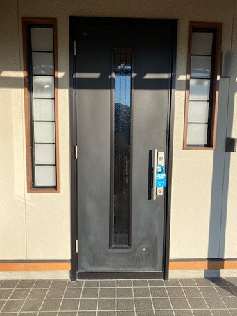 永光トーヨー住器の【気仙沼市】冬の冷気をシャットアウト！断熱性能の高い玄関ドアに交換しました。の施工前の写真1