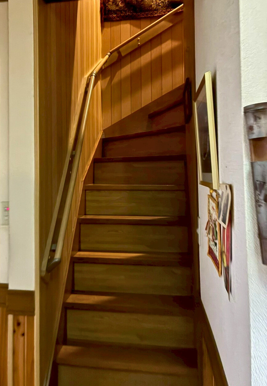 永光トーヨー住器の【気仙沼市】家族みんなが安心できる階段へ！手すりを設置しました。の施工後の写真1