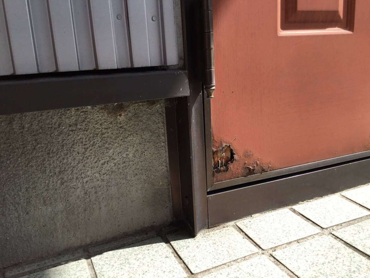スルガリックス 静岡店の駐車場への出入りのために玄関ドアの吊元を変えたい。の施工前の写真2