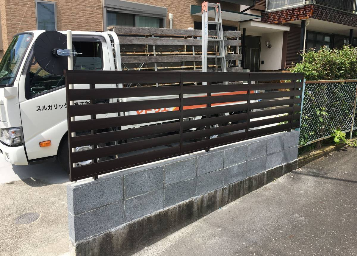 スルガリックス 静岡店の隣家との間にフェンスを設置いたしました。の施工後の写真1