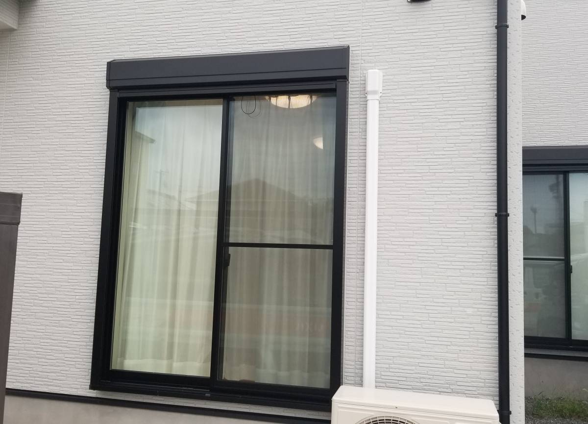 スルガリックス 静岡店のシャッターの付いた窓に日よけを設置したい。の施工前の写真1
