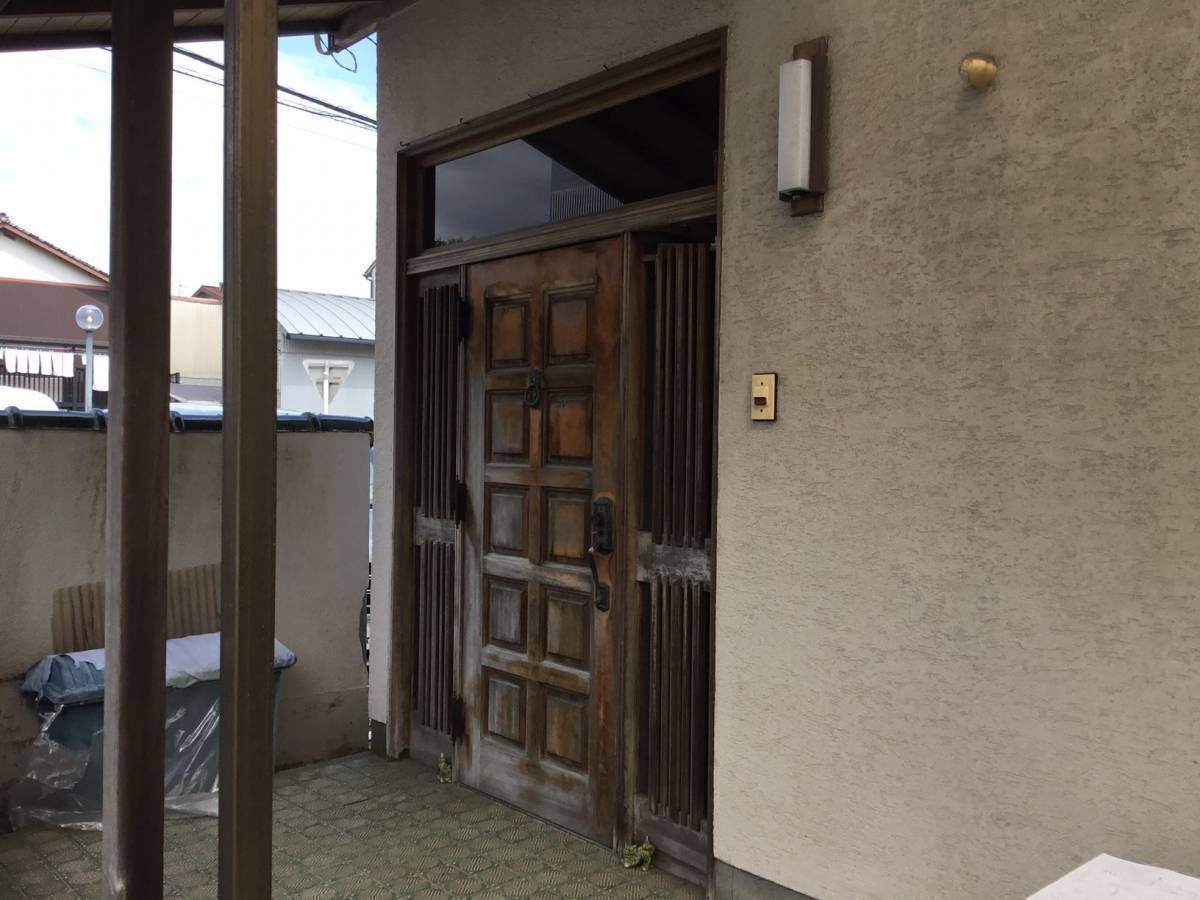 スルガリックス 静岡店の古くなった木製の玄関ドアを替えたいの施工前の写真1