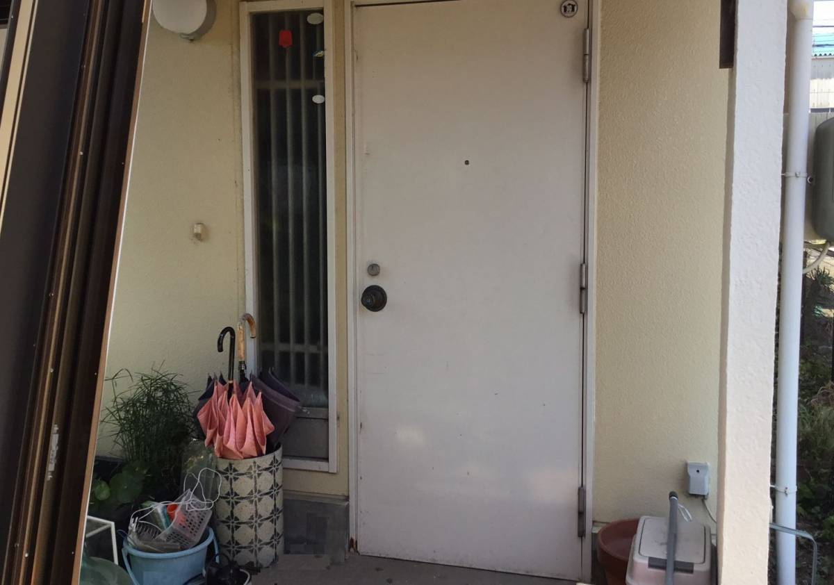 スルガリックス 静岡店の玄関のドアを交換してほしいの施工前の写真1