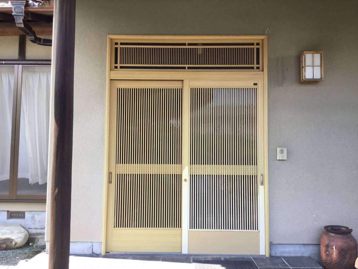 スルガリックス 静岡店の色が剥がれた玄関引戸を交換してほしい。の施工前の写真1
