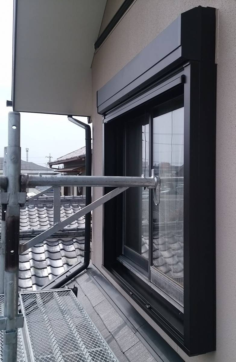 スルガリックス 静岡店の窓リフォーム②　後付けシャッターの施工前の写真3