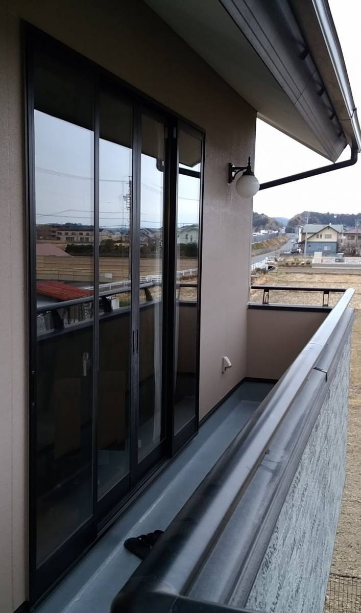 スルガリックス 静岡店の窓リフォーム②　後付けシャッターの施工前の写真2