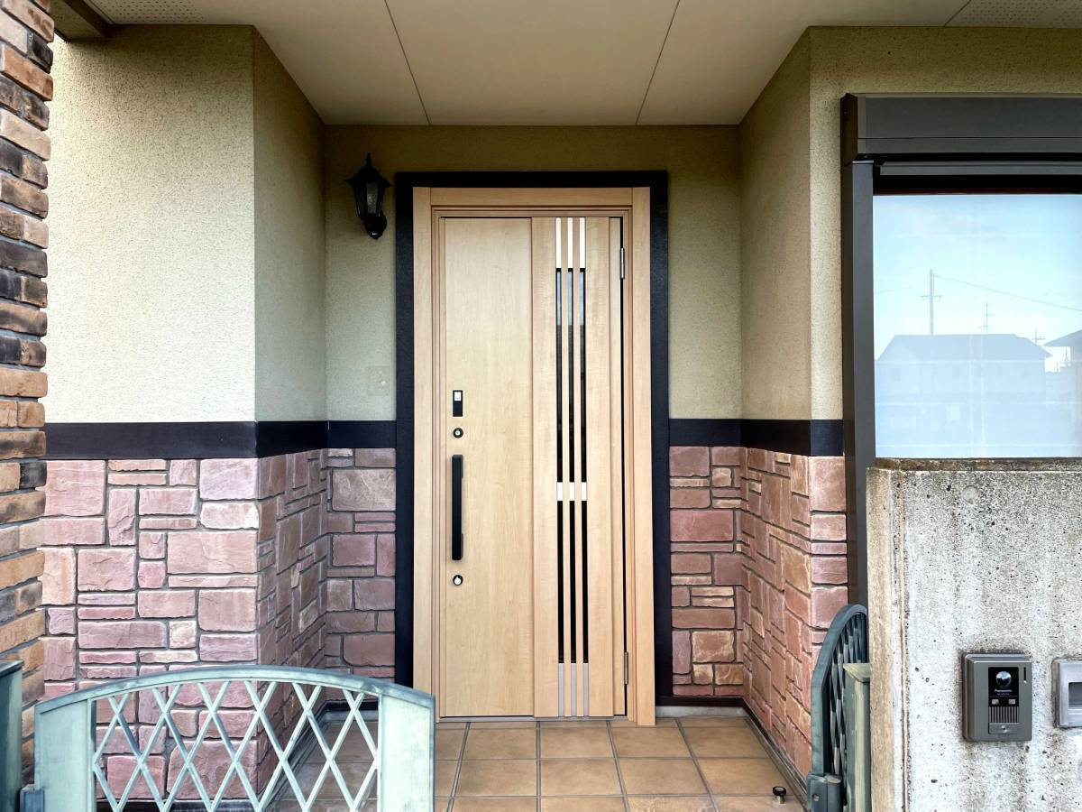 スルガリックス 静岡店の玄関ドアの色が剥げてしまったので新しく性能の良いドアに交換したい。の施工後の写真1