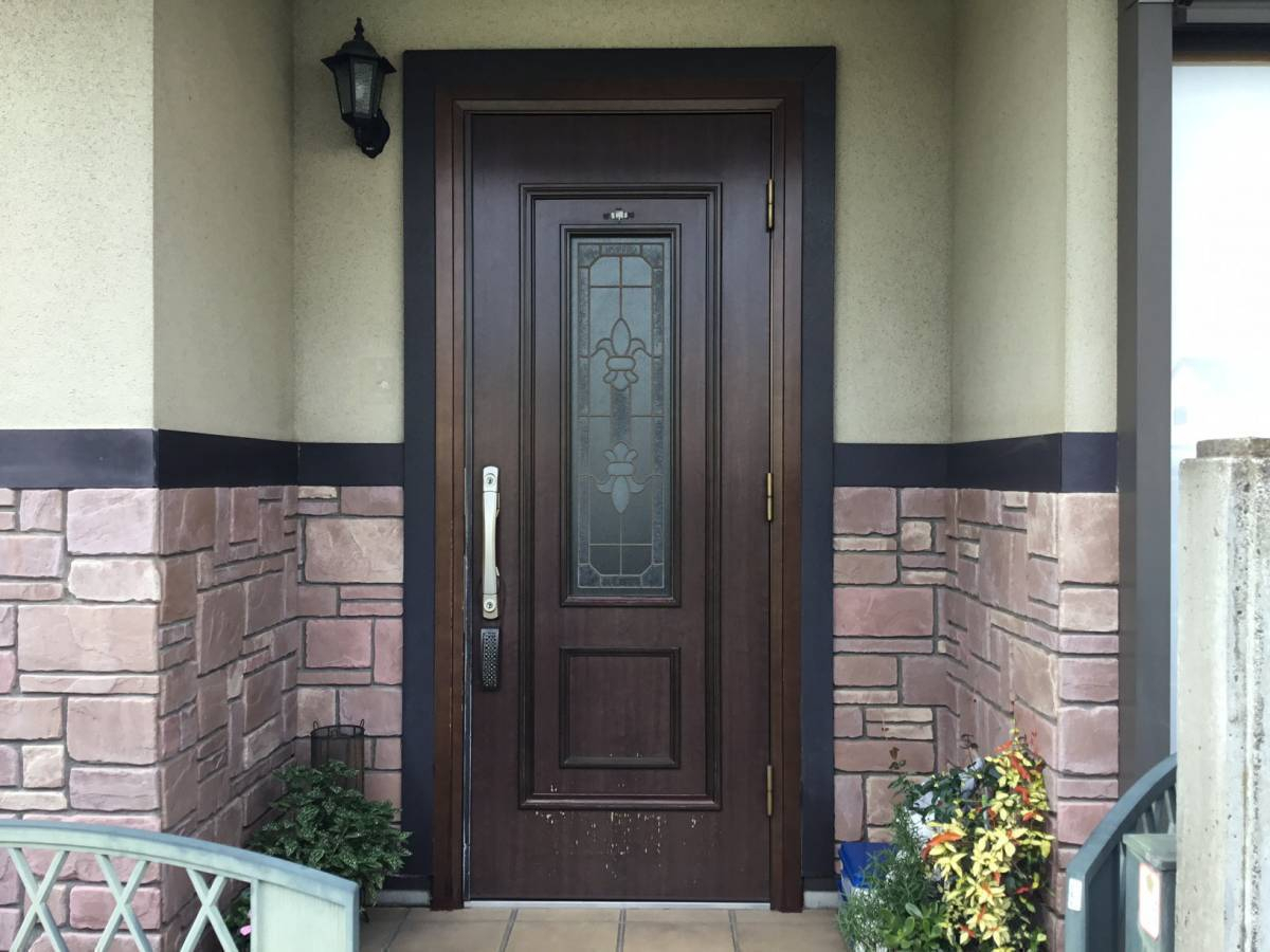 スルガリックス 静岡店の玄関ドアの色が剥げてしまったので新しく性能の良いドアに交換したい。の施工前の写真1