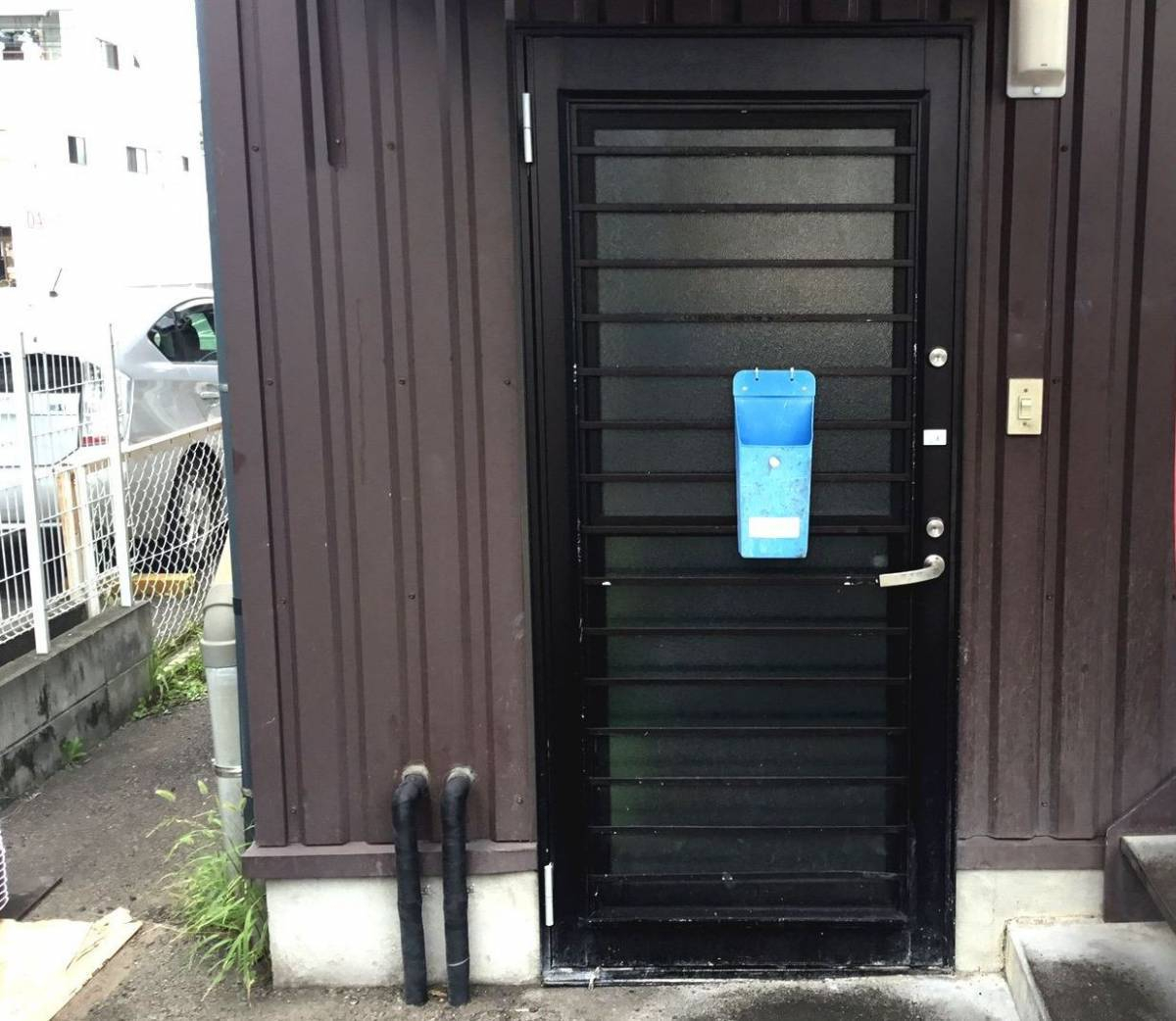 スルガリックス 静岡店の裏口のドアが外れそうの施工前の写真1
