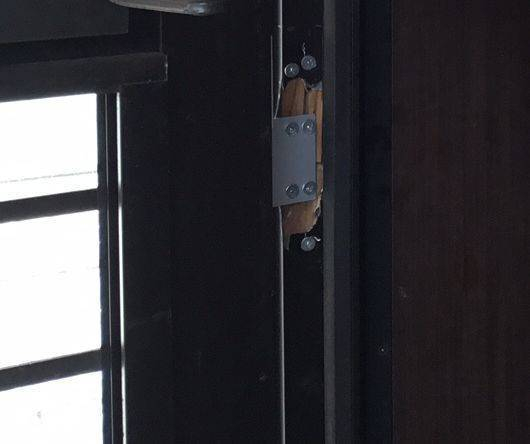 スルガリックス 静岡店の裏口のドアが外れそうの施工前の写真2