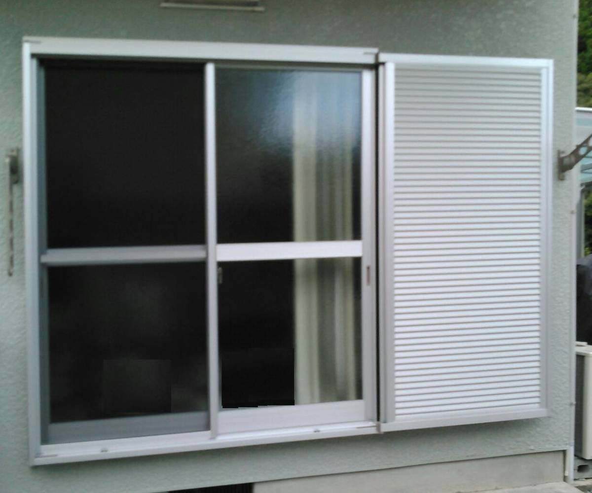 スルガリックス 静岡店の雨戸付きの窓を新しいものへ交換いたしました。の施工前の写真1