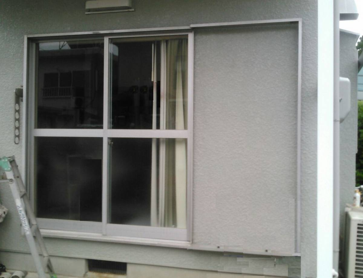 スルガリックス 静岡店の雨戸付きの窓を新しいものへ交換いたしました。の施工前の写真1