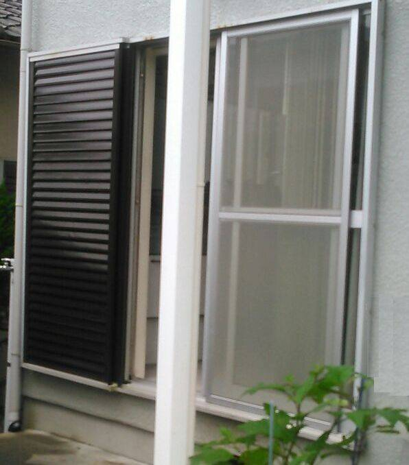 スルガリックス 静岡店の雨戸付きの窓を新しいものへ交換いたしました。の施工前の写真2
