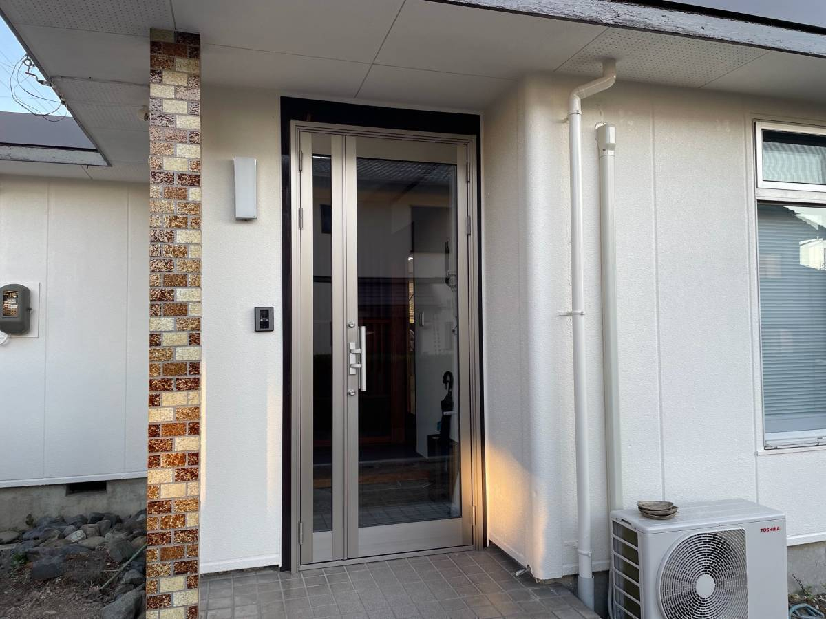 スルガリックス 静岡店の一戸建ての玄関を事務所用の扉にしたい。の施工後の写真1