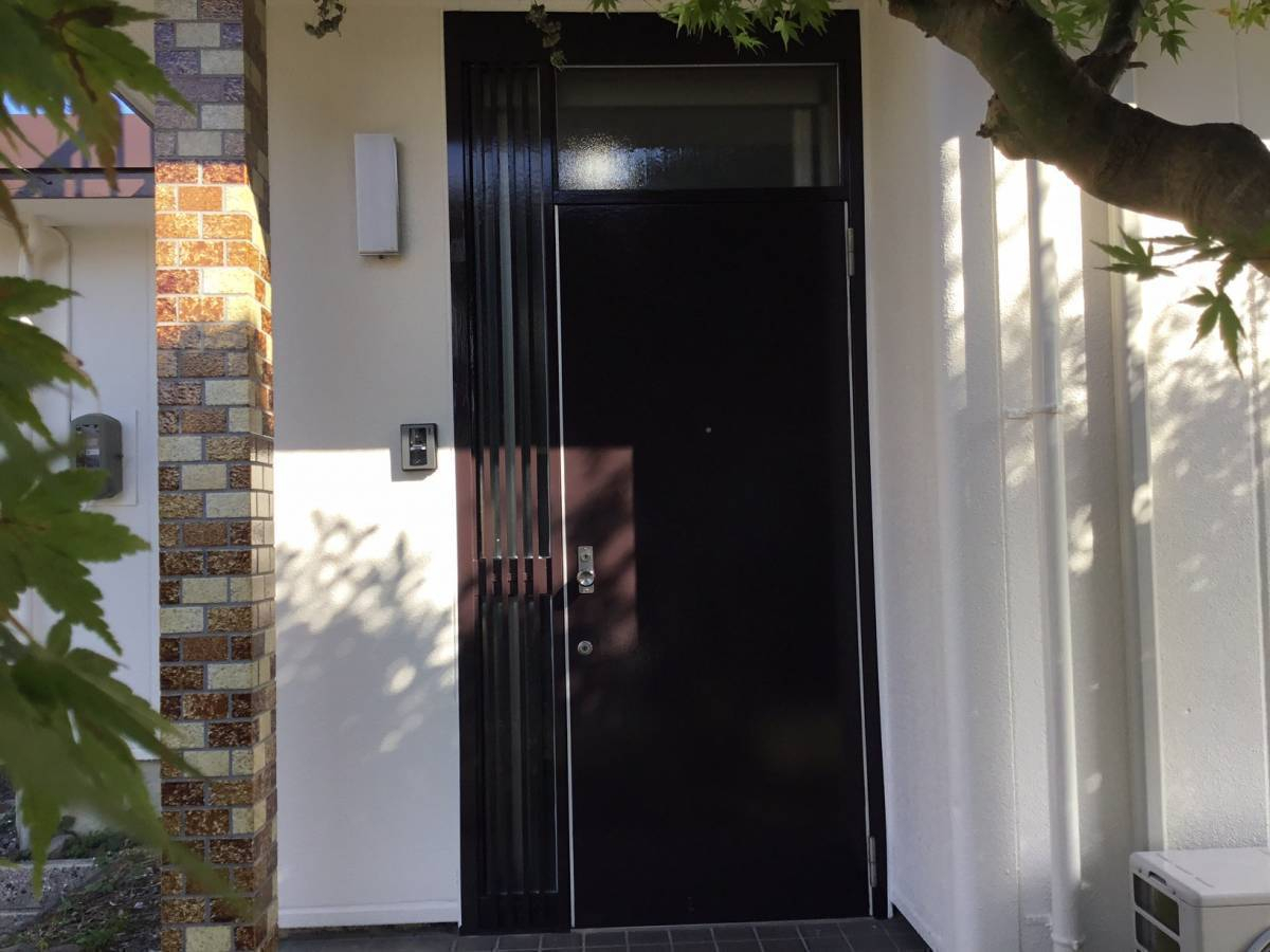 スルガリックス 静岡店の一戸建ての玄関を事務所用の扉にしたい。の施工前の写真2