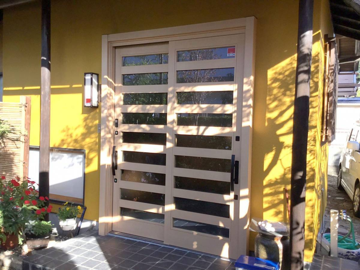 スルガリックス 静岡店の外壁塗装に合わせて玄関引戸も交換したい。の施工前の写真1