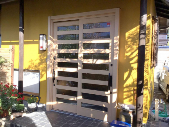 スルガリックス 静岡店の外壁塗装に合わせて玄関引戸も交換したい。施工事例写真1