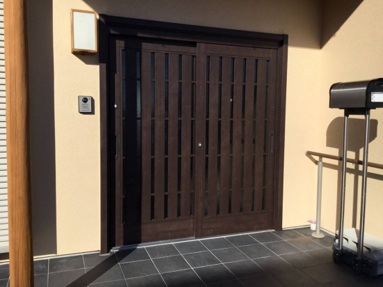 スルガリックス 静岡店の木製の玄関扉をやめて新しい玄関を取り付けたい。施工事例写真1