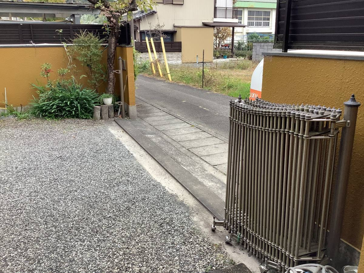 スルガリックス 静岡店のカーポートの伸縮ゲートが重いの施工前の写真1