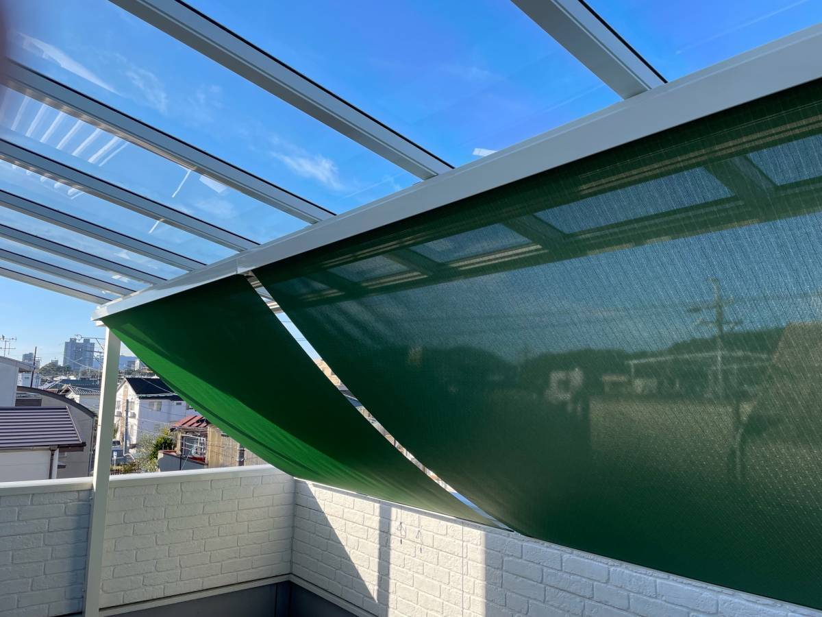 スルガリックス 静岡店の屋上入り口にテラス屋根と日よけを設置いたしました。の施工後の写真3