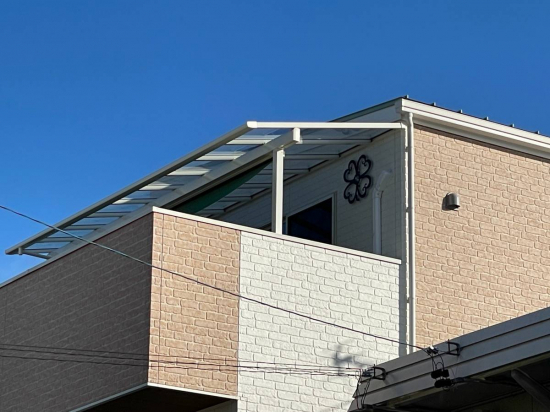 スルガリックス 静岡店の屋上入り口にテラス屋根と日よけを設置いたしました。施工事例写真1