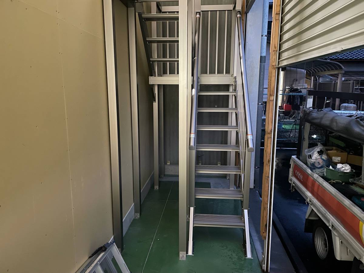 スルガリックス 静岡店の工場内に新しくアルミ製の階段を付けてほしい。の施工後の写真1