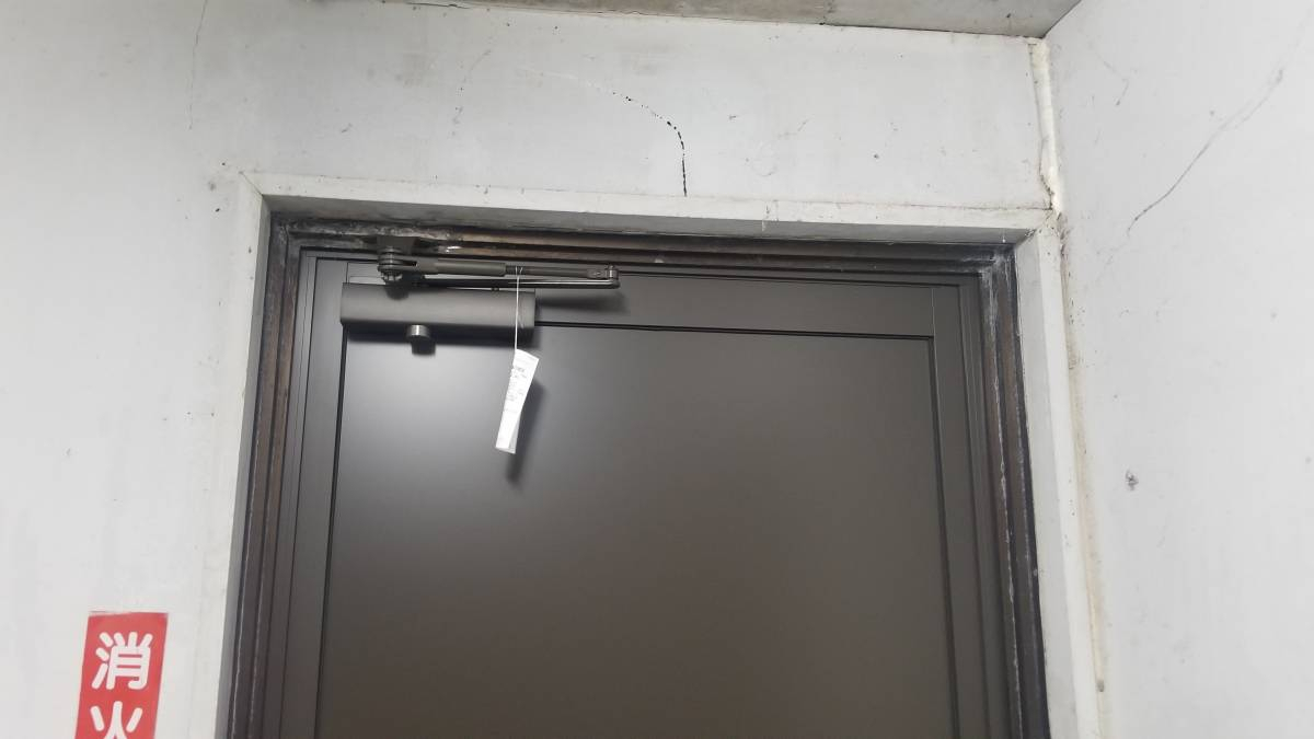 スルガリックス 静岡店の勝手口ドアが壊れかけているの施工後の写真2