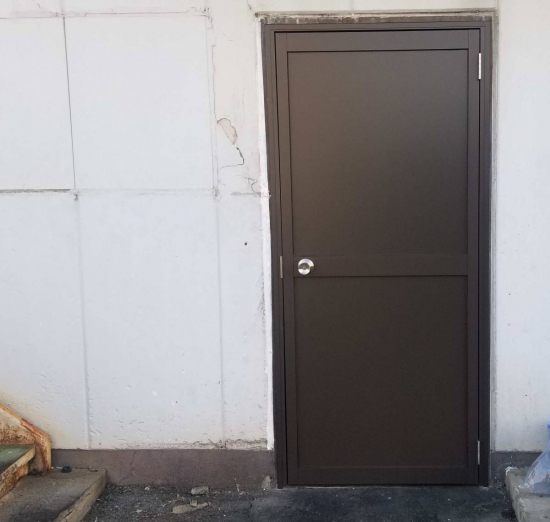 スルガリックス 静岡店の勝手口ドアが壊れかけている施工事例写真1