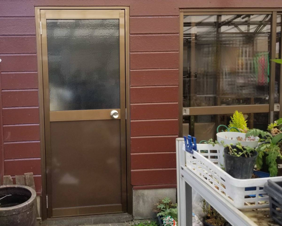 スルガリックス 静岡店の勝手口のドアを開閉すると異音がする施工事例写真1