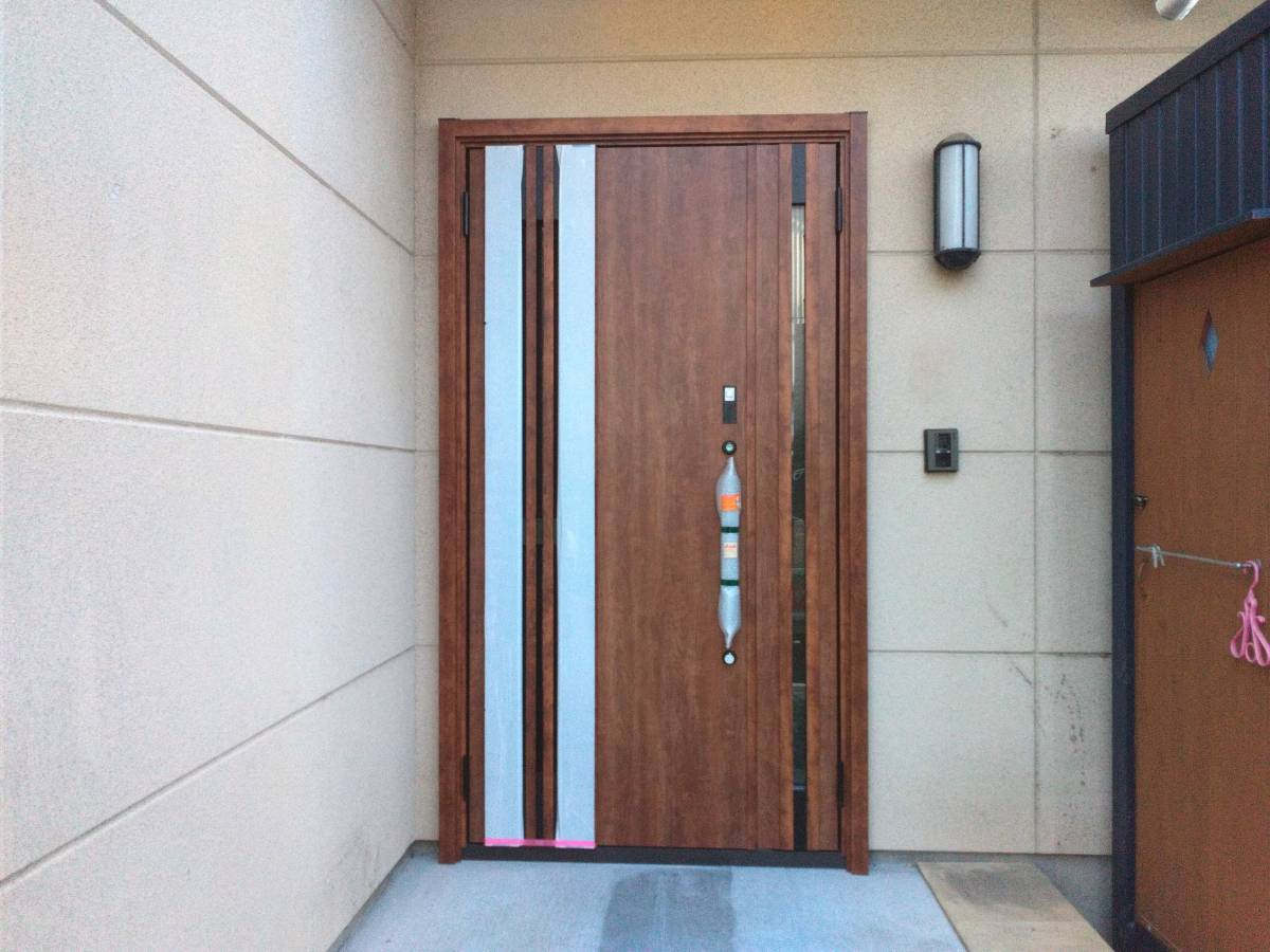 スルガリックス 静岡店の水害に遭った玄関ドアを交換したい。の施工後の写真1