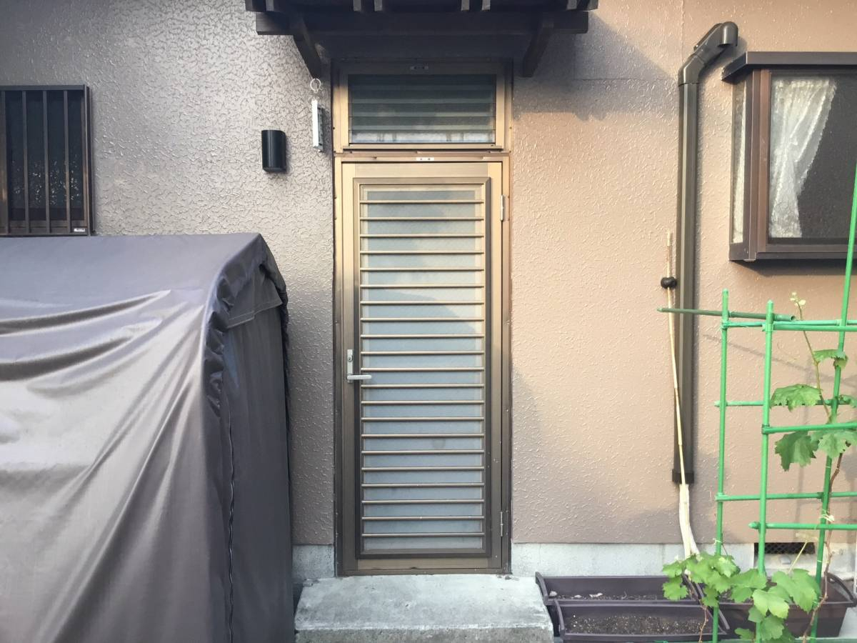 スルガリックス 静岡店のランマの無い勝手口のドアへ取り替えたいの施工前の写真1