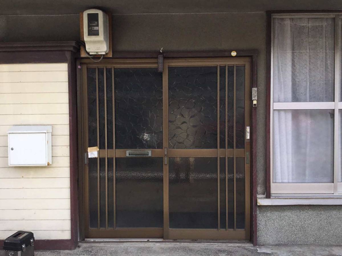 スルガリックス 静岡店の古い玄関引戸を新しくしたいの施工前の写真1