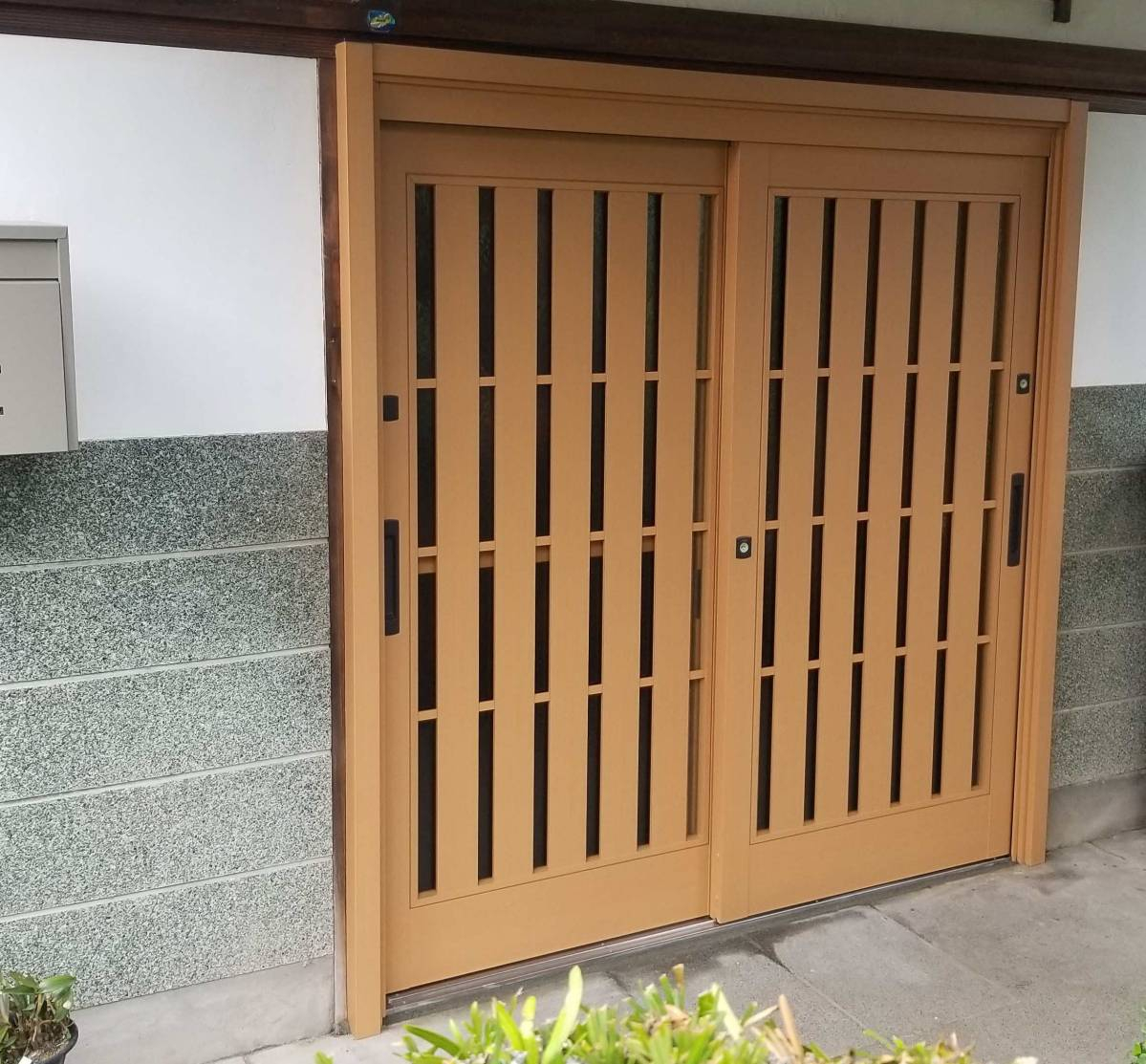 スルガリックス 静岡店の木製の玄関引戸を新しいものへ替えたいの施工後の写真1