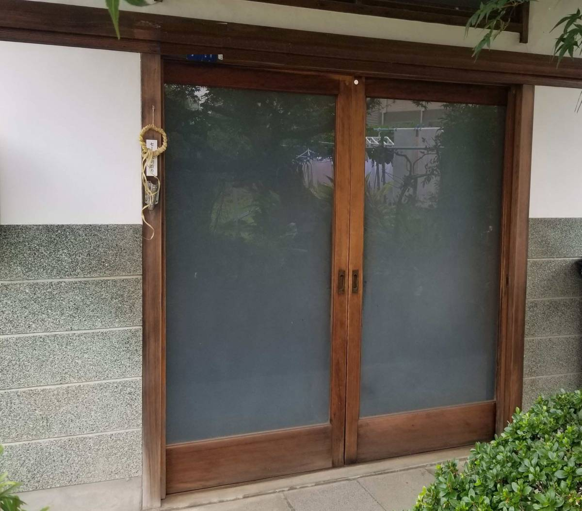 スルガリックス 静岡店の木製の玄関引戸を新しいものへ替えたいの施工前の写真1