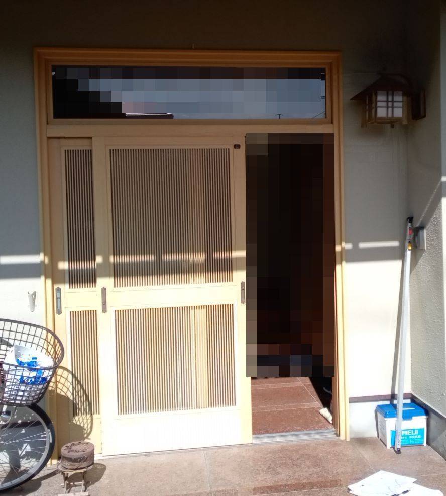 スルガリックス 静岡店のタッチキー式の玄関扉へリフォームの施工前の写真1