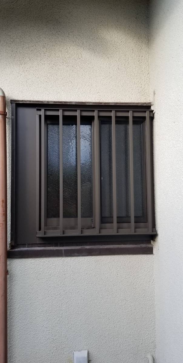 スルガリックス 静岡店の洗面所の窓を交換しました。の施工前の写真1