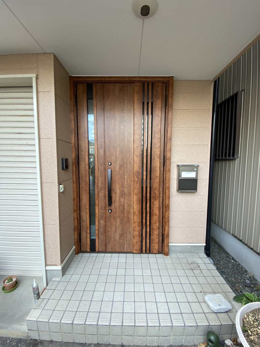スルガリックス 静岡店の玄関のドアを新しいものにしたい。の施工後の写真1