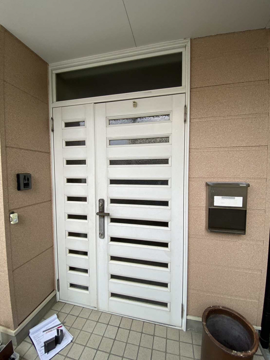 スルガリックス 静岡店の玄関のドアを新しいものにしたい。の施工前の写真1