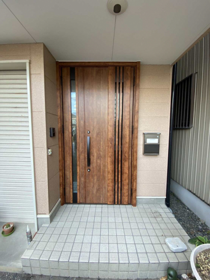 スルガリックス 静岡店の玄関のドアを新しいものにしたい。施工事例写真1