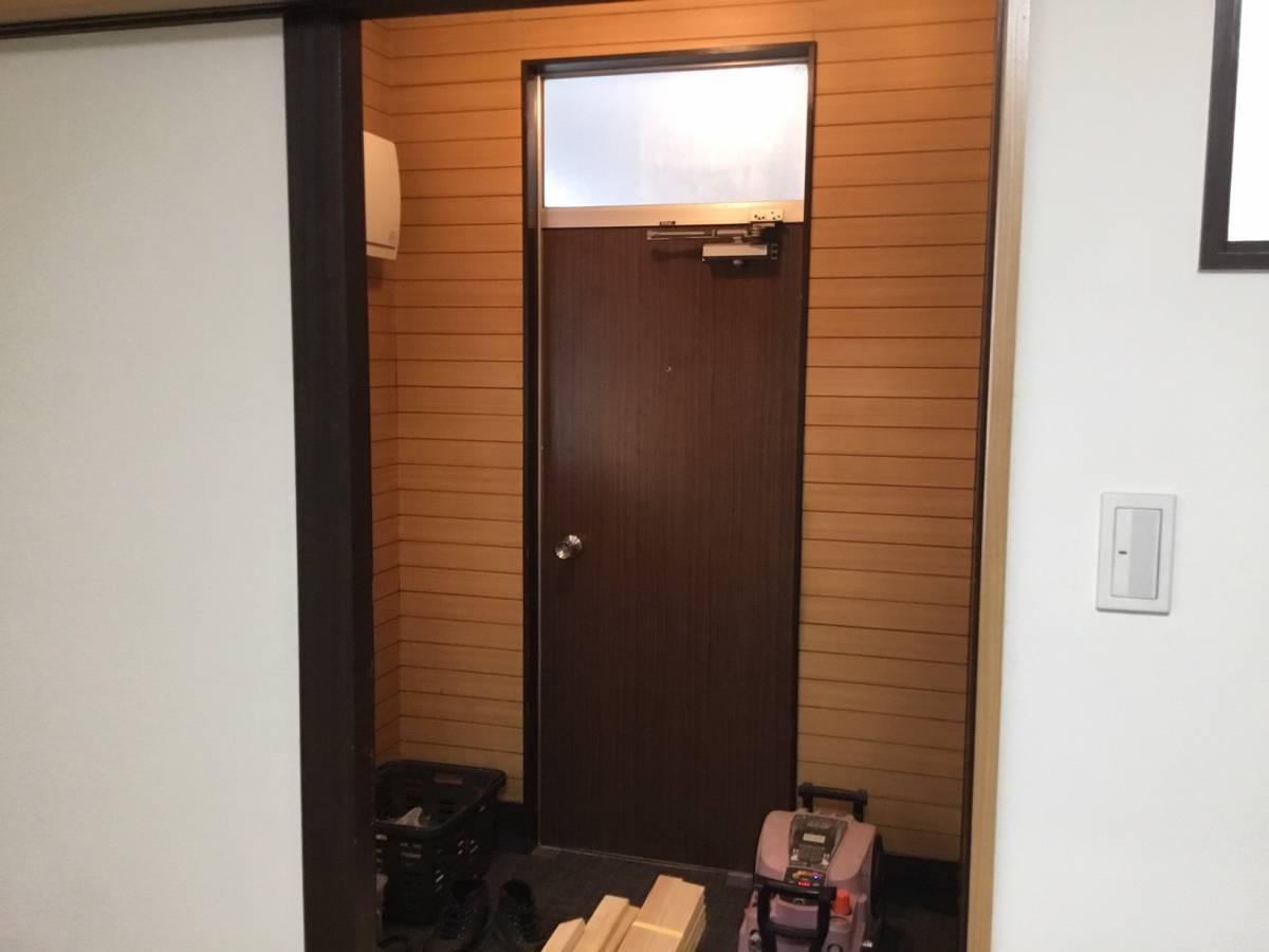 スルガリックス 静岡店の玄関ドアを交換いたしました。の施工前の写真2