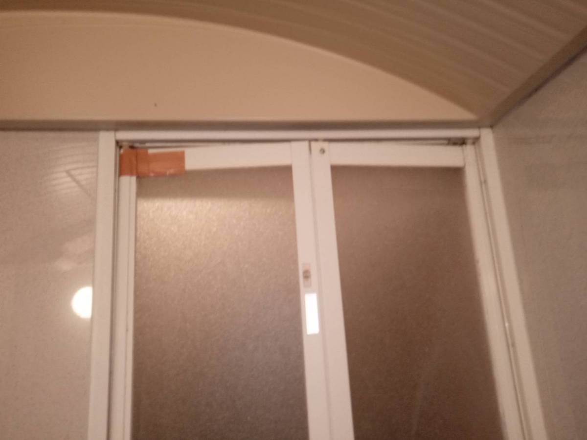 スルガリックス 静岡店の浴室の折れ戸を交換いたしました。の施工前の写真1