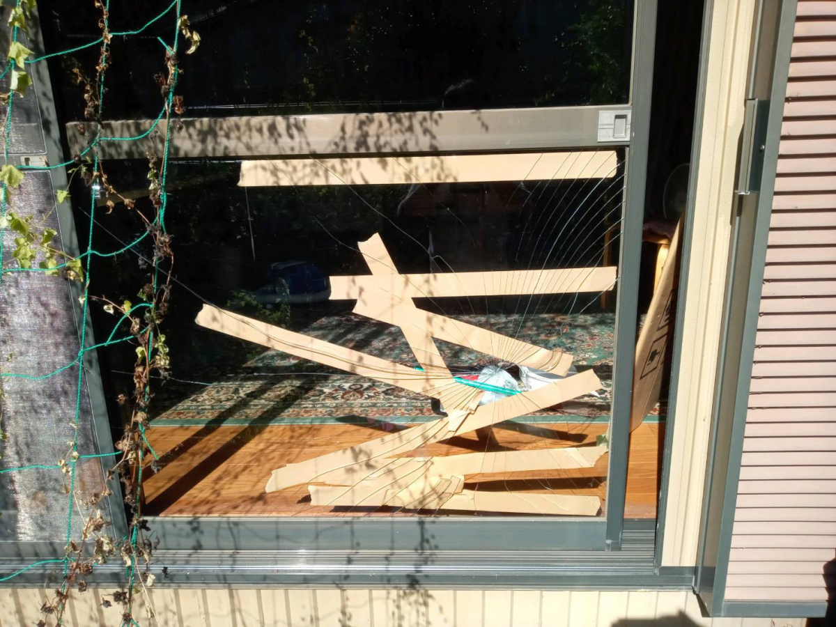 スルガリックス 静岡店の割れた窓ガラスを交換してほしいの施工前の写真1