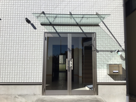 スルガリックス 静岡店の事務所の出入口に雨よけ・日よけがほしい施工事例写真1