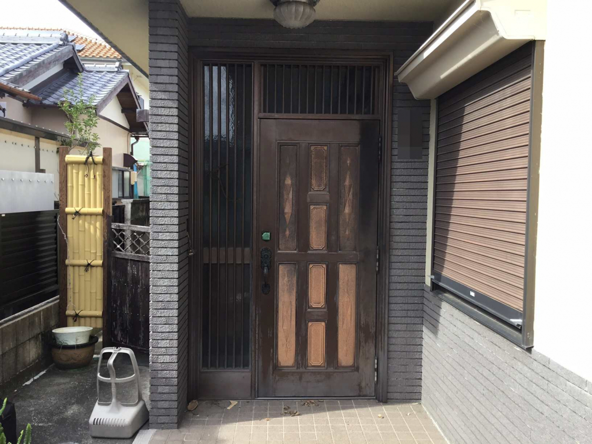 スルガリックス 静岡店の家全体のリフォームをしているので玄関扉も新しくしたいの施工前の写真1