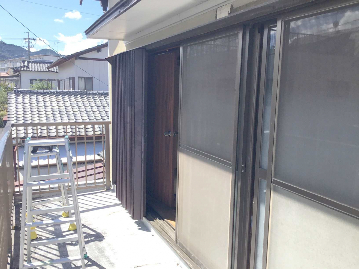スルガリックス 静岡店の壊れた折れ戸シャッターをなんとかしたいの施工前の写真1